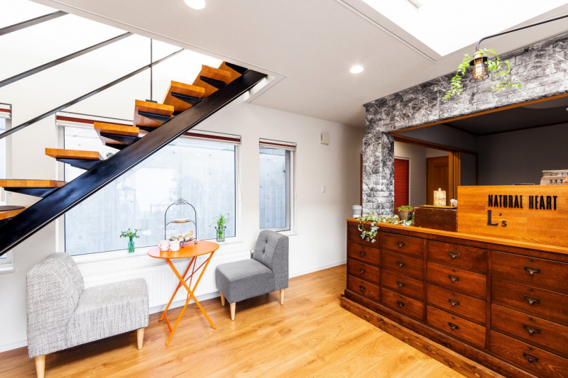 Shop店内　既存床を傷つけない土足可の置敷ﾌﾛｱを施工。