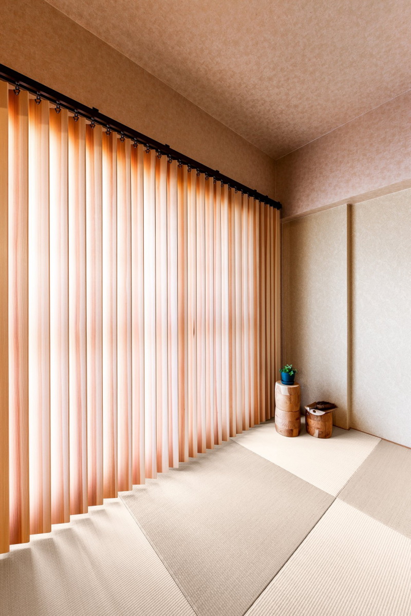 午前中の光景。日差しが柔らかに入ります。木は熱伝導率が低く調湿性もあり住環境に好影響を与えてくれます。