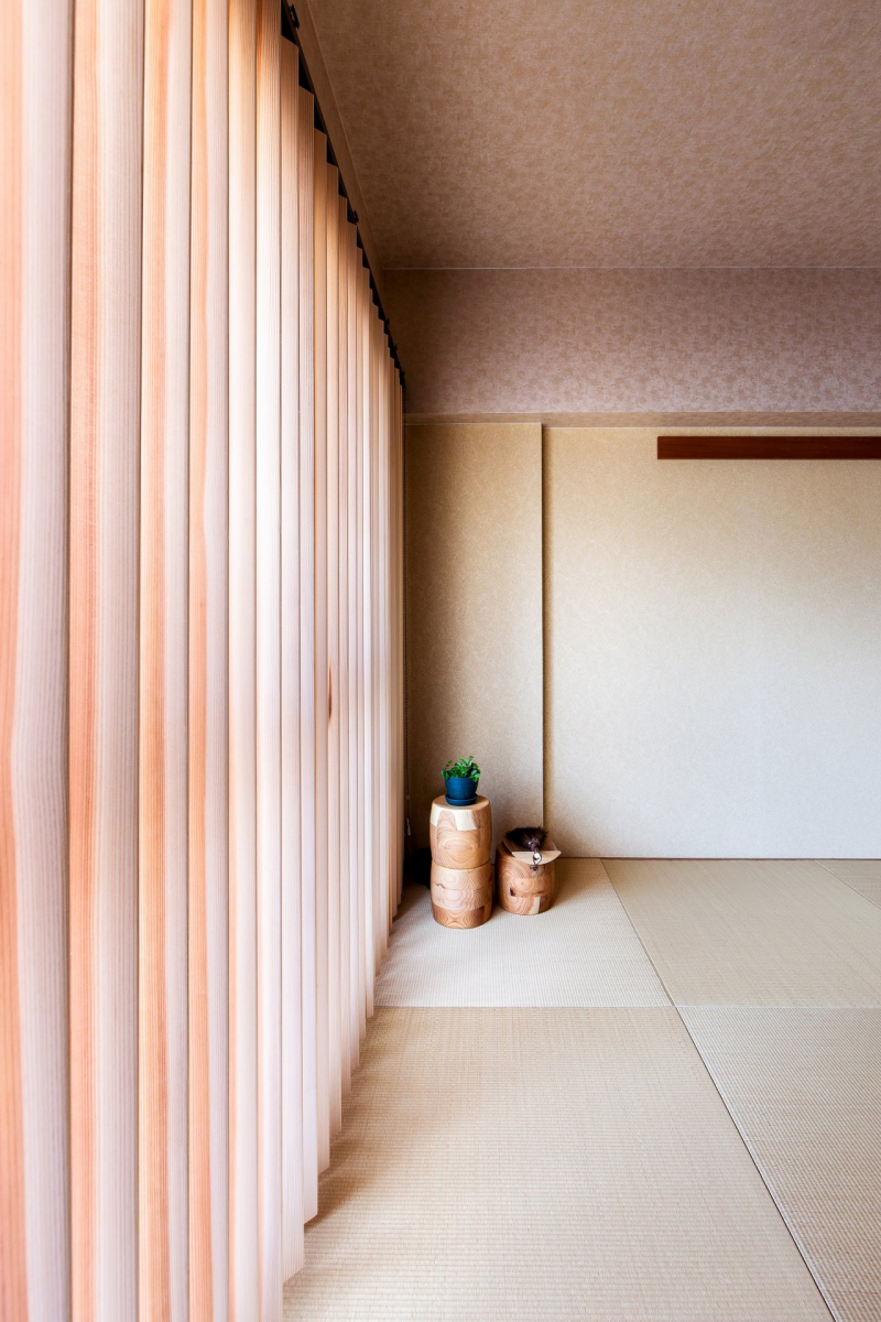 天然木ならではの香りと柾目の表情が美しい。無垢・無塗装仕様