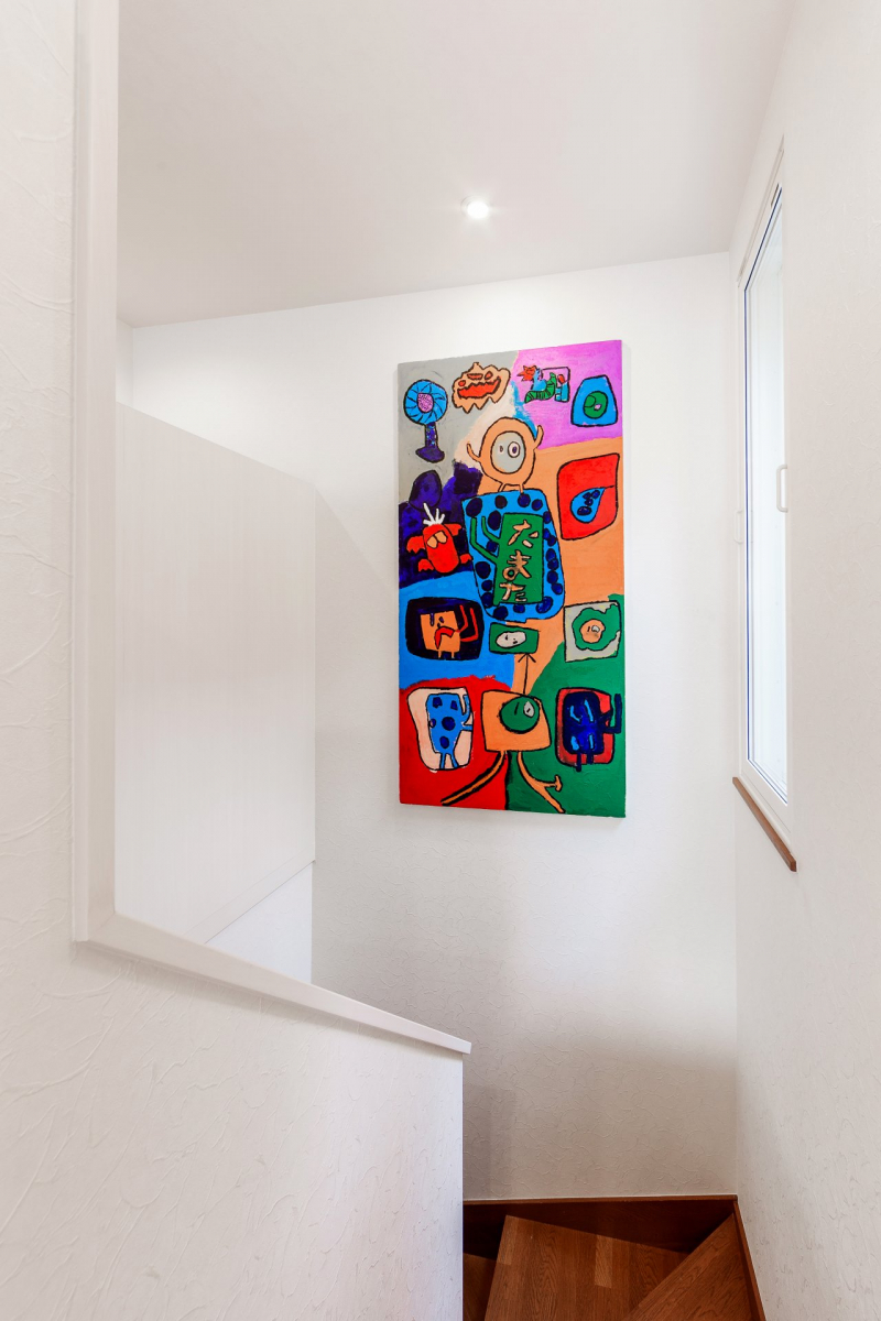 お子さんの作品を階段ホールに。一気にアートな住まいになりました。