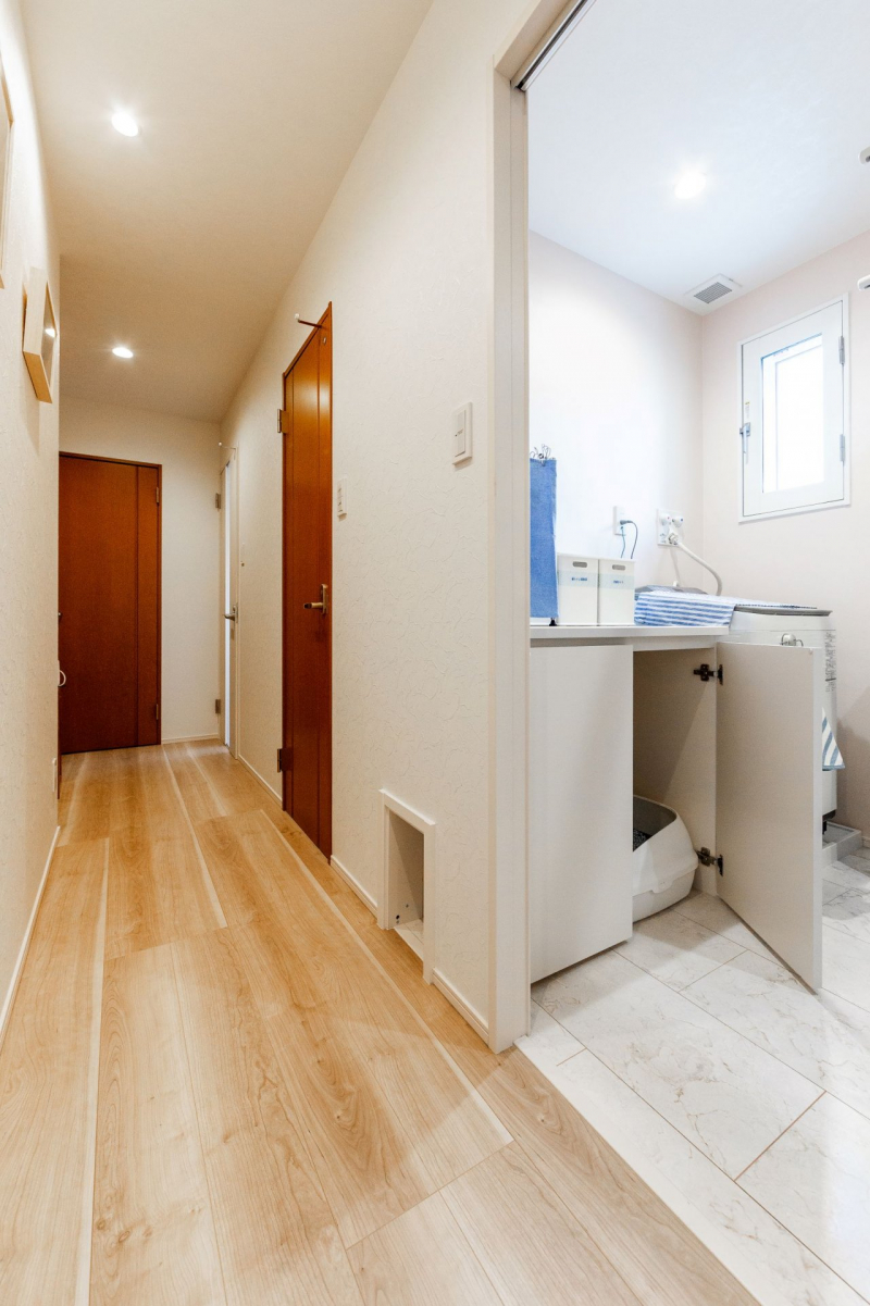 ホールからランドリーを見る。アイロンカウンター下には、ずっとスペースに困っていた猫トイレを完備。