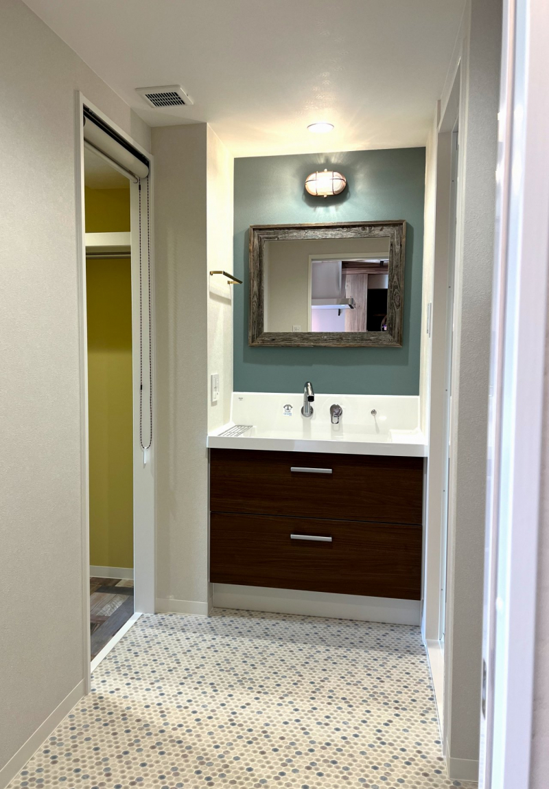 バックヤードに続く洗面台